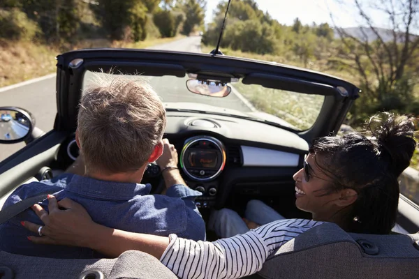 Couple conduisant en voiture — Photo