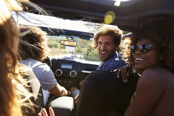 Amigos conduciendo en un coche superior abierto — Foto de Stock