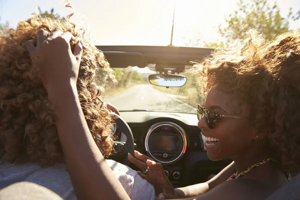 Frau umarmt ihren Partner beim Autofahren — Stockfoto