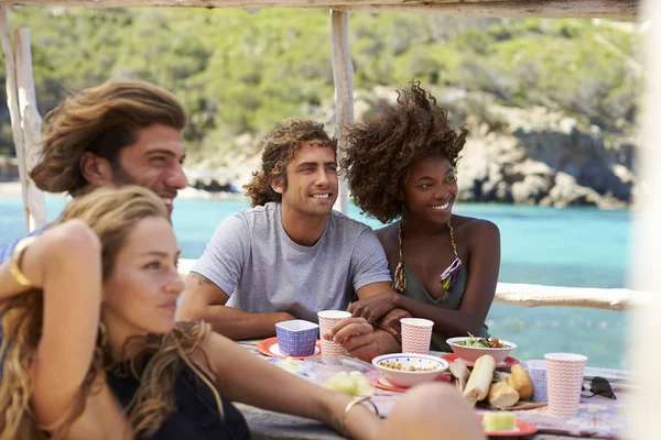 Amigos admirando la vista junto al mar — Foto de Stock