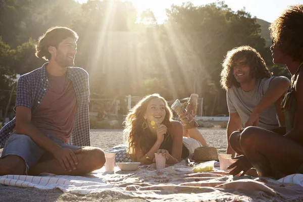 Vrienden hebben een picknick op het strand — Stockfoto