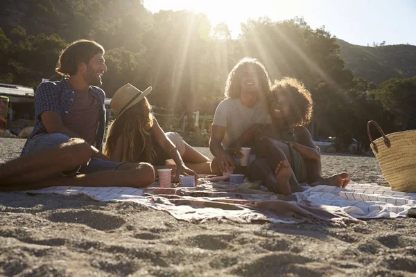 Couples ayant un pique-nique sur la plage — Photo