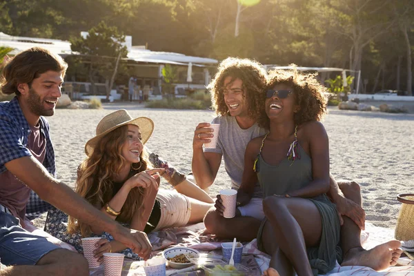 Twee koppels drinken op het strand — Stockfoto