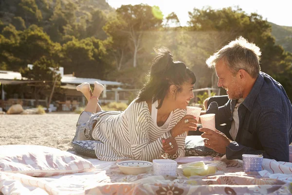 Couple lying on the beach — Stock Photo, Image