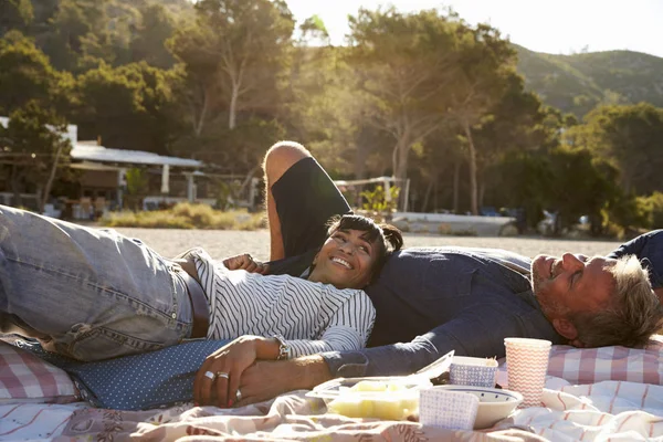 Casal deitado na praia — Fotografia de Stock