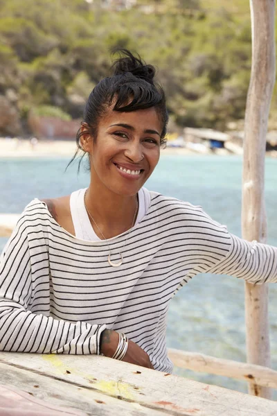 Femme d'âge moyen au bord de la mer — Photo