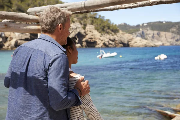 Coppia che guarda verso il mare da un molo — Foto Stock