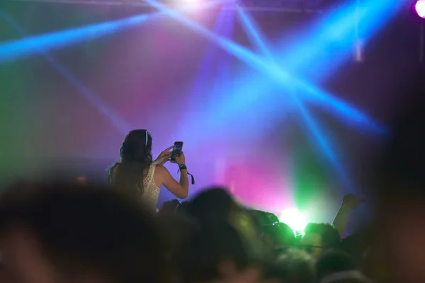 Fan Mengambil Foto Pada Festival Musik — Stok Foto