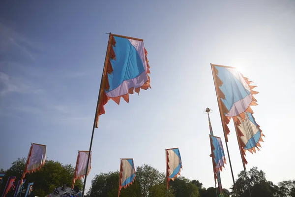 Lobogó zászlók alatt szabadtéri zenei fesztiválon — Stock Fotó