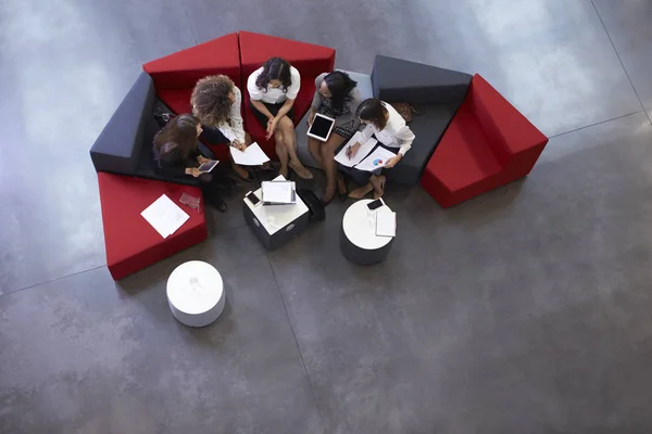 Vrouwelijke ondernemers bijeen In de Lobby van Office — Stockfoto