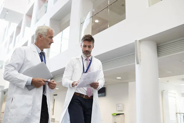 Ärzte sprechen im Krankenhaus — Stockfoto