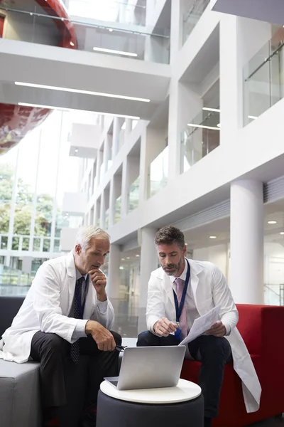 Deux médecins en réunion à l'hôpital — Photo