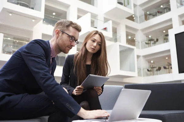 Företagare använder Laptop i lobbyn — Stockfoto