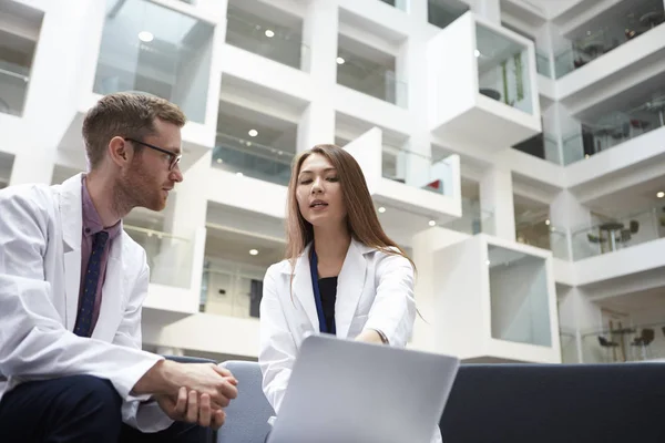 Twee artsen met bijeenkomst In ziekenhuis — Stockfoto