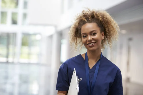 Enfermera que usa exfoliantes en el hospital — Foto de Stock