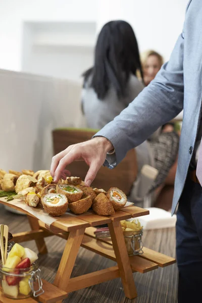 Affärsman på konferens lunchbuffé — Stockfoto