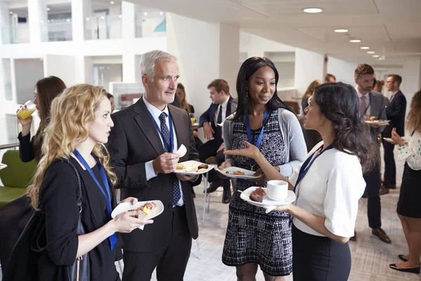 Afgevaardigden communiceren tijdens lunchpauze — Stockfoto