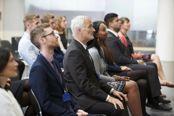 Publiek op de conferentie presentatie — Stockfoto