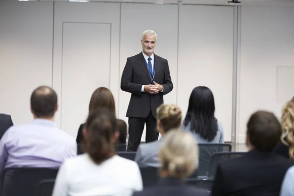 Affärsman gör Presentation vid konferens — Stockfoto