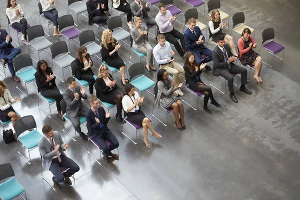 Publiek applaudisseren spreker op de conferentie — Stockfoto