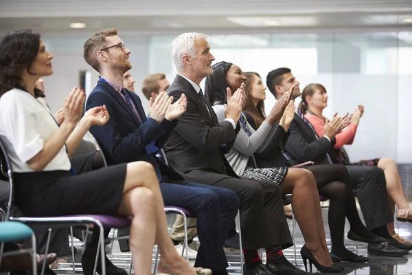 Publiek spreker applaudisseren na de conferentie presentatie — Stockfoto