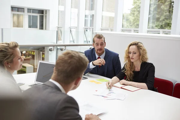 Bedrijfsleiders die samenwerken in Office — Stockfoto