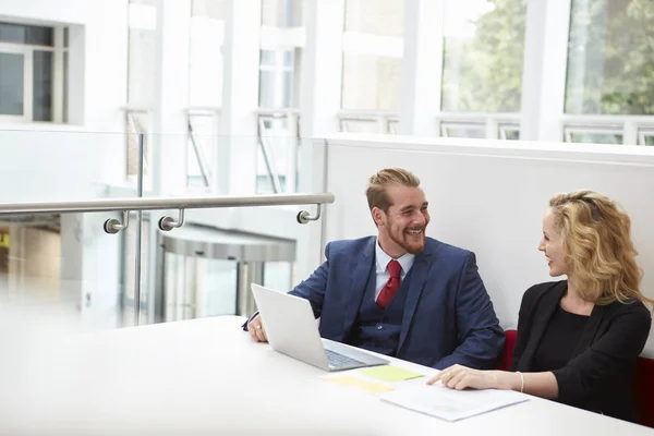 Företagare med laptop på skrivbordet — Stockfoto