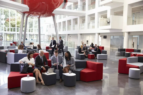 Reunión de empresarios en vestíbulo ocupado —  Fotos de Stock