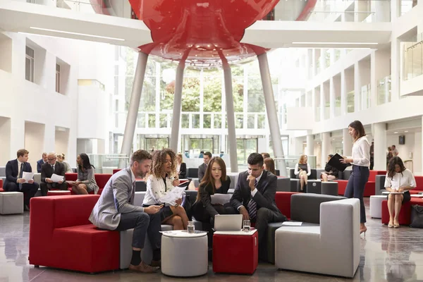 Reunión de empresarios en vestíbulo ocupado — Foto de Stock