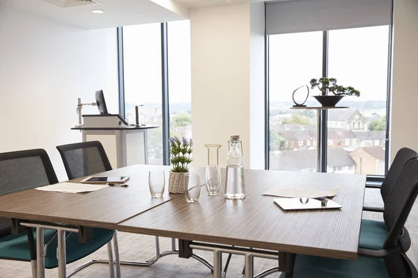 Mesa en sala de reuniones de oficina vacía — Foto de Stock