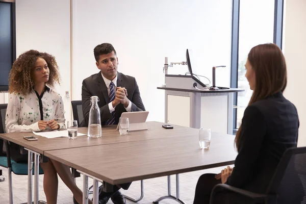 Candidato sendo entrevistado para cargo no escritório — Fotografia de Stock