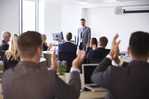 Gemachtigden applaudisseren zakenman presentatie maken — Stockfoto