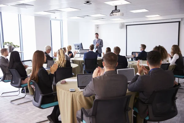 Delegados Aplaudindo Empresário Fazendo Apresentação — Fotografia de Stock