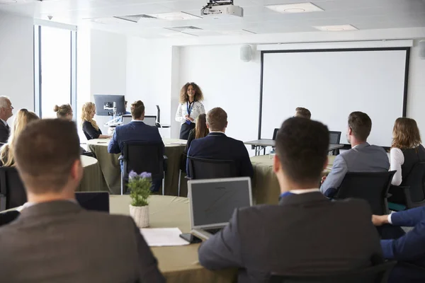 Bizneswoman przygotowywania prezentacji na konferencji — Zdjęcie stockowe