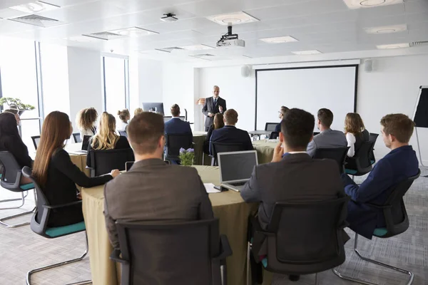 Empresario haciendo presentación en conferencia — Foto de Stock