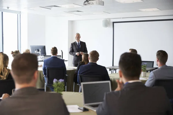 Zakenman maken presentatie op conferentie — Stockfoto