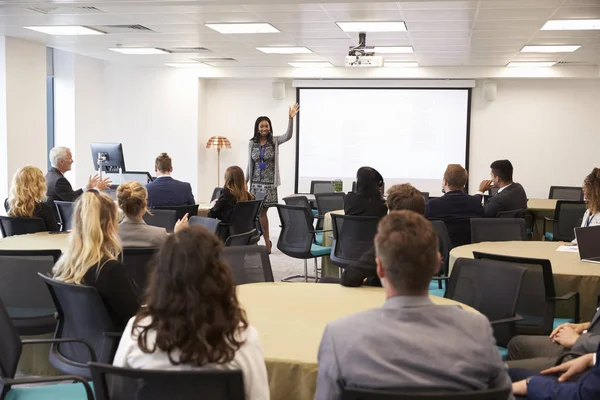 Zakenvrouw maken presentatie op conferentie — Stockfoto