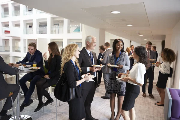 Delegater som kommunicerar under lunchrast — Stockfoto