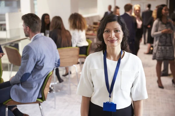 Vrouwelijke gemachtigde tijdens pauze op conferentie — Stockfoto