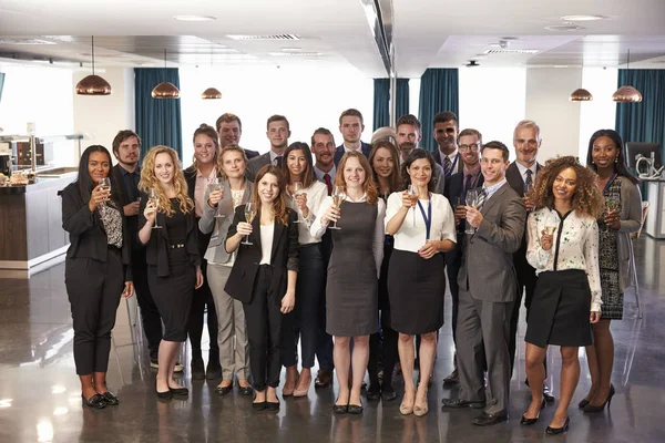 Delegados en la recepción de bebidas de la conferencia — Foto de Stock