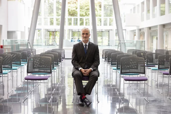 Empresário se preparando para fazer discurso — Fotografia de Stock