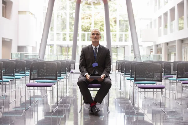 Homme d'affaires se préparant à faire un discours — Photo