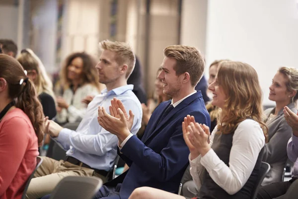 Publikum tleská reproduktor po konference prezentace — Stock fotografie