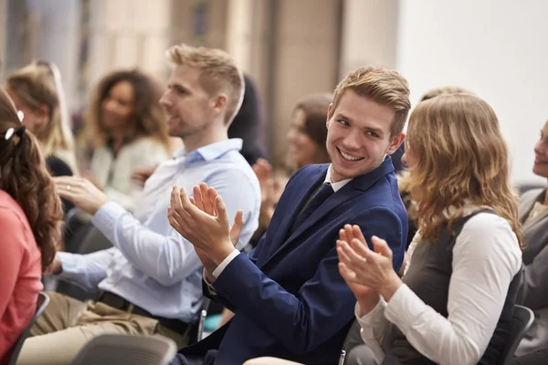 Publiken applåderar högtalare efter konferensen Presentation — Stockfoto