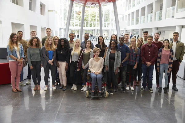 Estudiantes en la universidad moderna — Foto de Stock