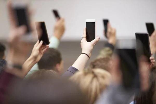 Akıllı telefonlar tutan bir kalabalık ellerinde — Stok fotoğraf