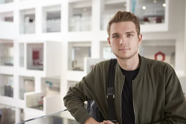 Junge männliche Studentin im Zwischengeschoss der Universität — Stockfoto