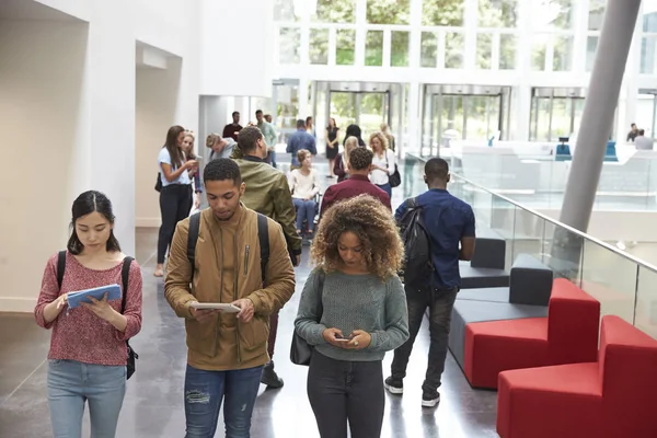 Studenten lopen in universiteitscampus — Stockfoto