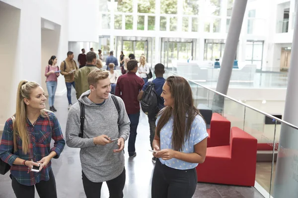 Studenter under prata i universitet lobby — Stockfoto
