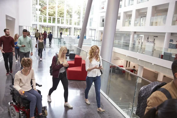 Estudantes andando e conversando na universidade — Fotografia de Stock
